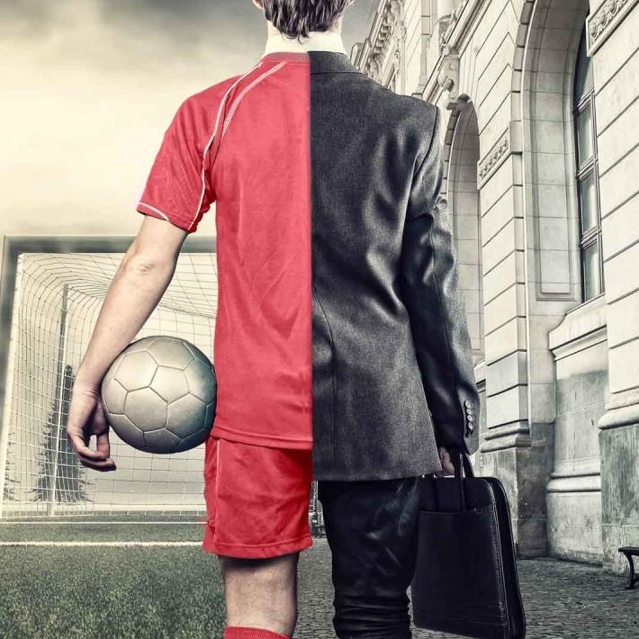 Coach hybride : moitié footballeur, moitié dirigeant — l'incarnation visuelle d'une double expertise sport et entreprise